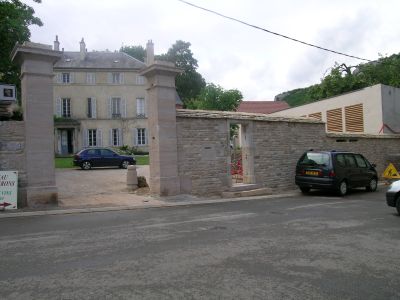 Portail et portillon dans le mur de clôture en pierre - Patrice Migairou Architecte d'intérieur CFAI