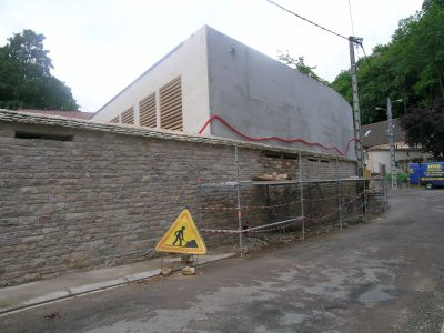 Bâtiment avec mur courbe, prolongement du mur de clôture - Patrice Migairou Architecte d'intérieur CFAI