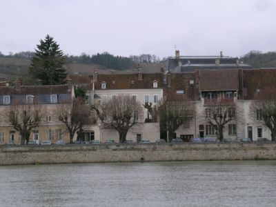 La propriété vue depuis la rive opposée de L'Yonne - Patrice Migairou Architecte d'intérieur CFAI