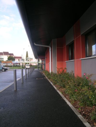 Circulation piéton sous débord de toit - Patrice Migairou Architecte d'intérieur CFAI