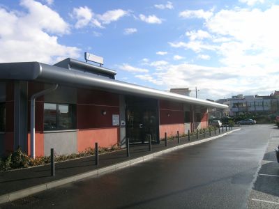 Circulation extérieure devant façade principale, véhicules et piétons - Patrice Migairou Architecte d'intérieur CFAI