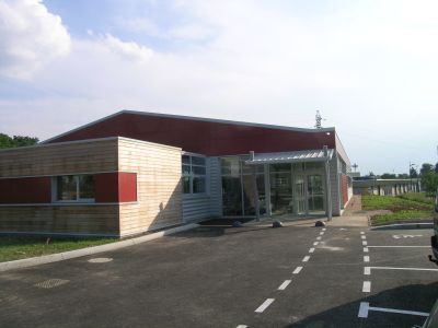 façade vue depuis le stationnement public accès PMR - Patrice Migairou Architecte d'intérieur CFAI