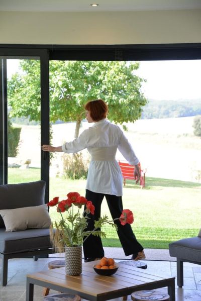 Larges baies coulissantes sur le jardin - Patrice Migairou Architecte d'intérieur CFAI