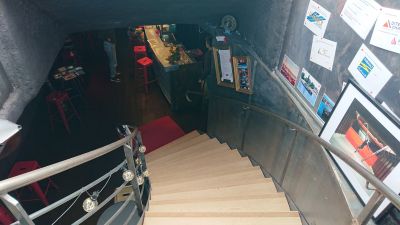 L'escalier descendant au bar et à la salle de spectacle - Patrice Migairou Architecte d'intérieur CFAI