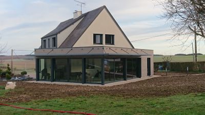 Extension avec de grandes baies vitrées sur le jardin - Patrice Migairou Architecte d'intérieur CFAI